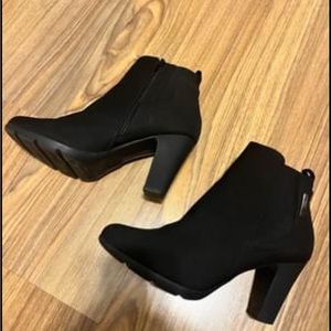 Anne Klein heeled boots size 9 barely worn